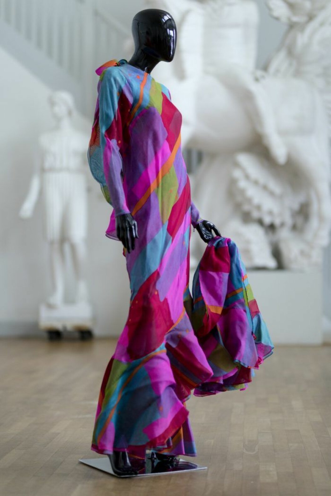 Aftonklänning i sidenorganza från Balmain.<br>Foto: Yanan Li/Millesgården