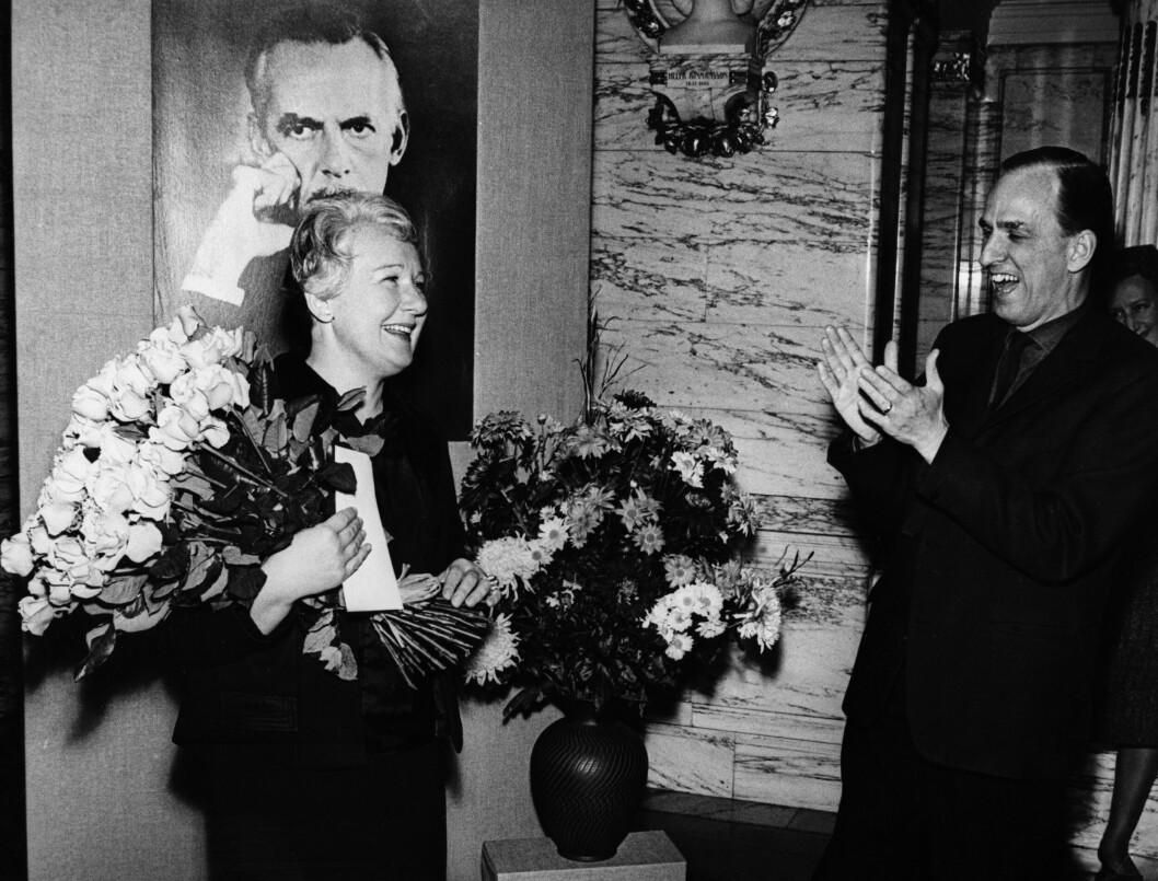 1964 mottog Sif Ruud O’Neill-stipendiet, vilket Ingmar Bergman motiverade med orden: ”Du tillhör de människor i det här huset som bär templet. Du är en av de oförstörbara”. sif ruud ingmar bergman