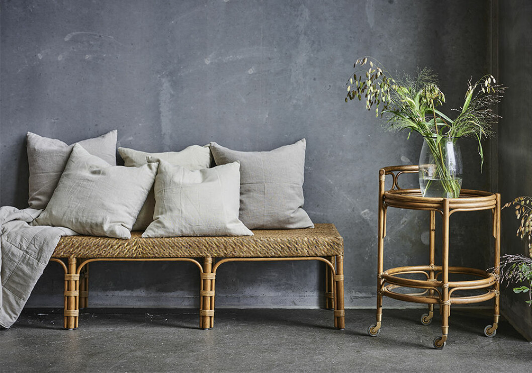 Rottingen finns i flera former och passar olika inredningsstilar. Foto: Sika Design Rottingbänk och vagn från Sika Design