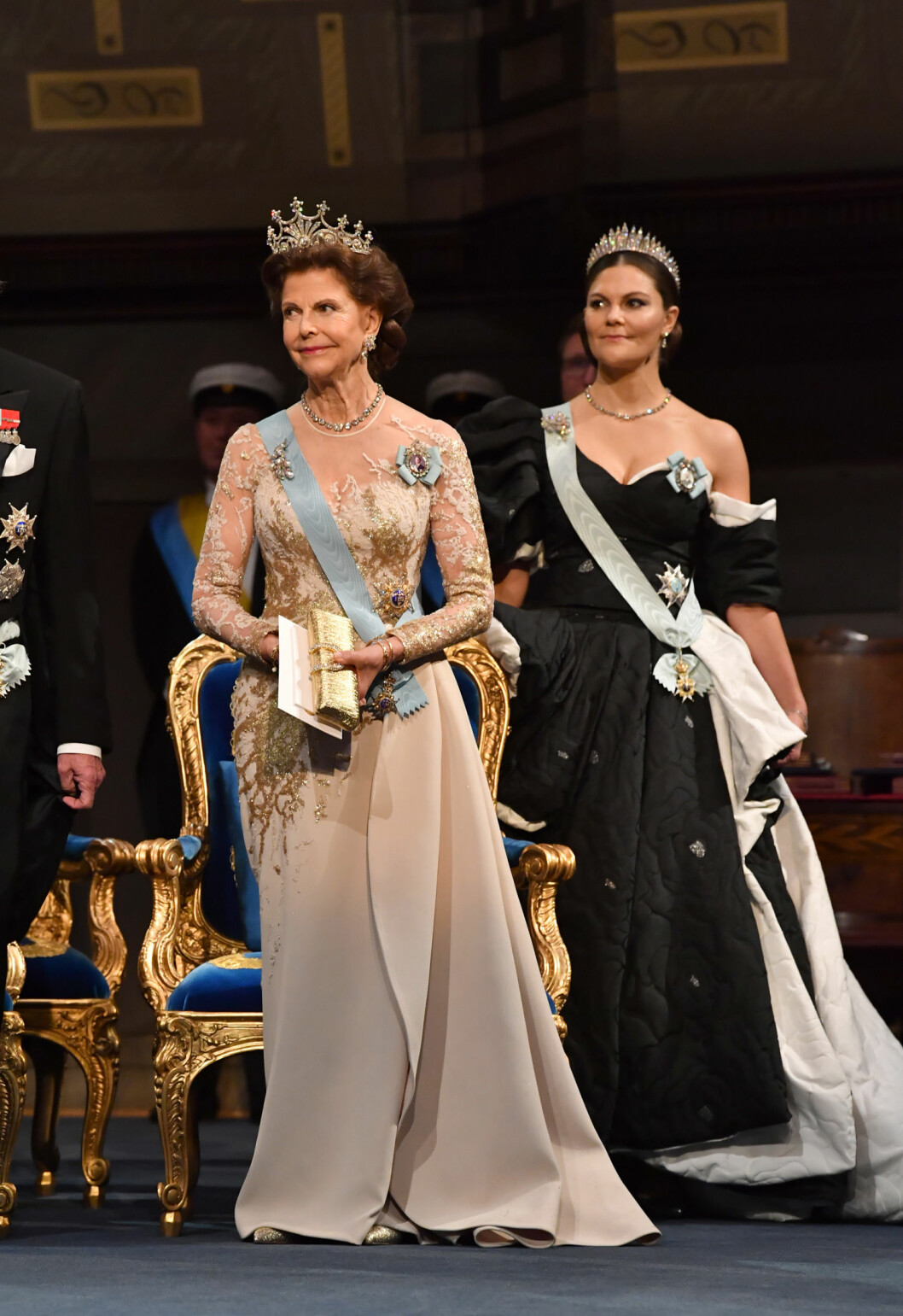 Silvias tiara har inte alltid varit en tiara. Drottning Silvia och kronprinsessan Victoria på Nobel 2019.