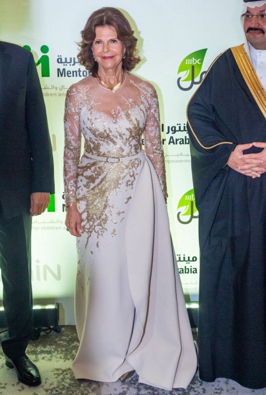 Guldbroderad sidentyll och draperad kjol i champagnefärgat siden. Vilken fullträff, drottningen! Drottning Silvia i en klänning från Elie Saab.