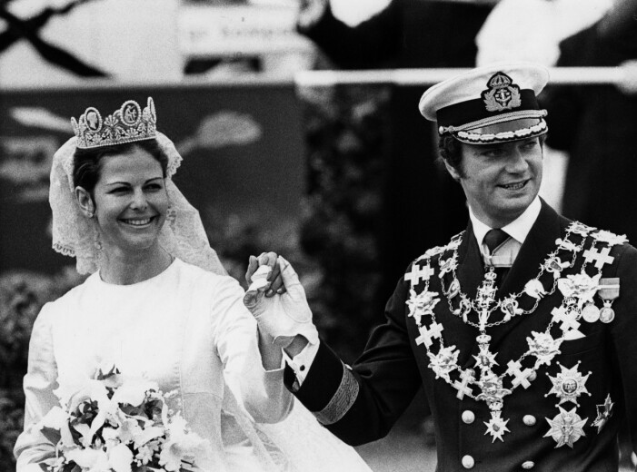 År 1976. Silvia och Carl XVI gifter sig i Storkyrkan. Foto: TT Bild i svartvitt från Silvia och Carl XVI Gustafs bröllopsdag 1976. Silvia bär en krona på huvudet.