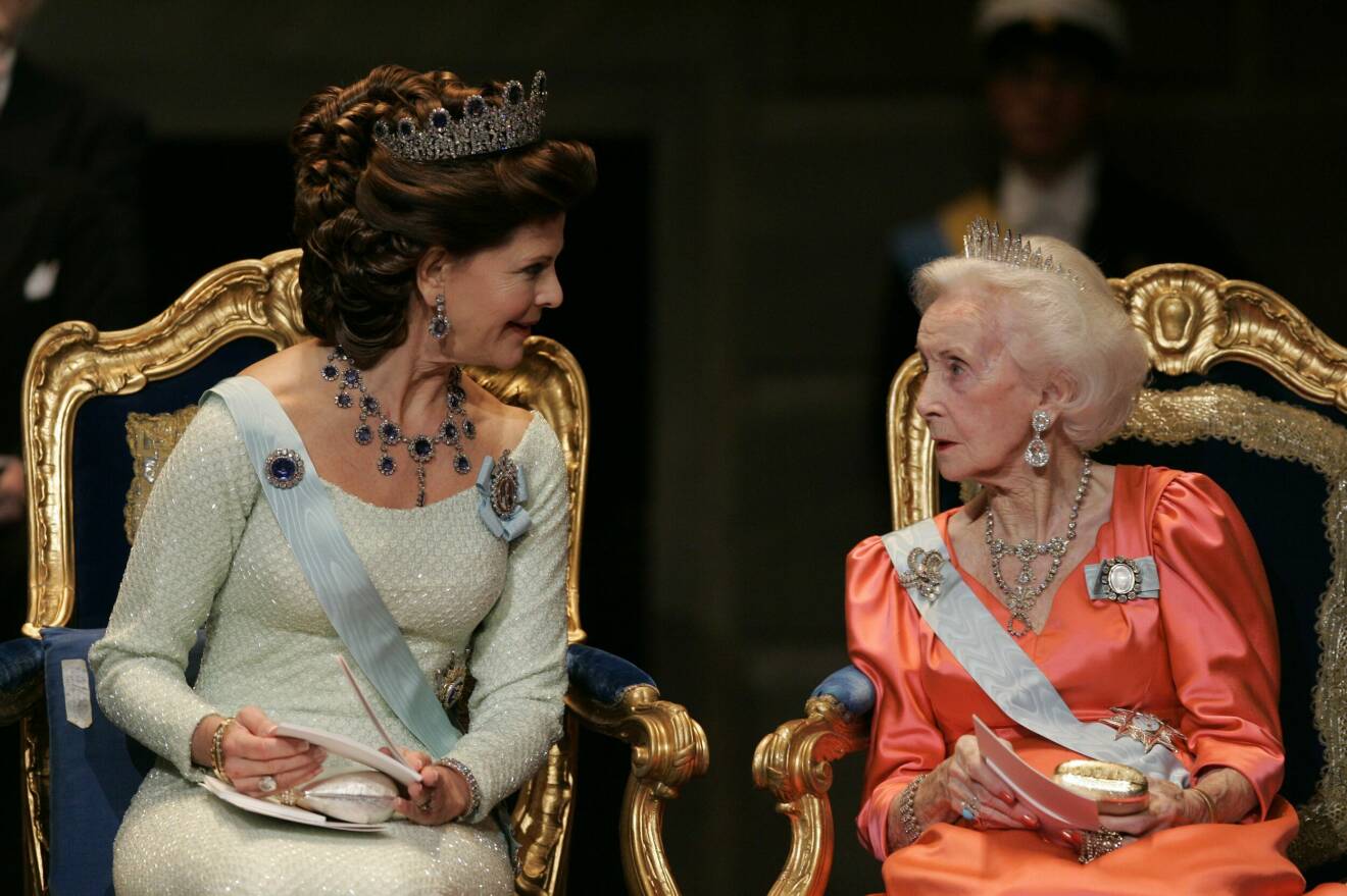 År 2004 hade drottning Silvia en vacker hög håruppsättning under Nobelfesten.