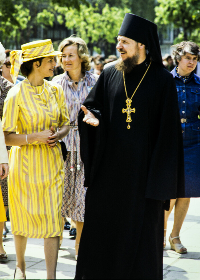 År 1995. Silvia i gulrandig klänning med matchande hatt. Foto: TT Drottning Silvia i gulrandig klänning med matchande hatt, år 1995 i dåtidens Sovjetunionen.