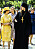 Drottning Silvia i gulrandig klänning med matchande hatt, år 1995 i dåtidens Sovjetunionen.