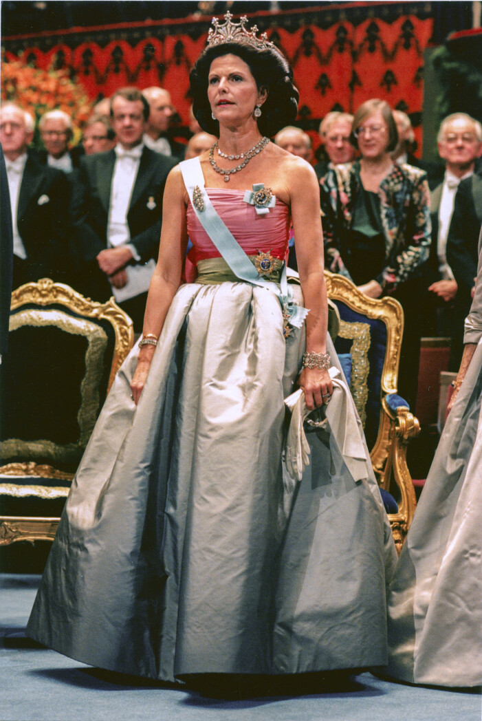 År 1995. Silvia på Nobel i klänning från Nina Ricci. Foto: TT Drottning Silvia på Nobelfesten 1995.