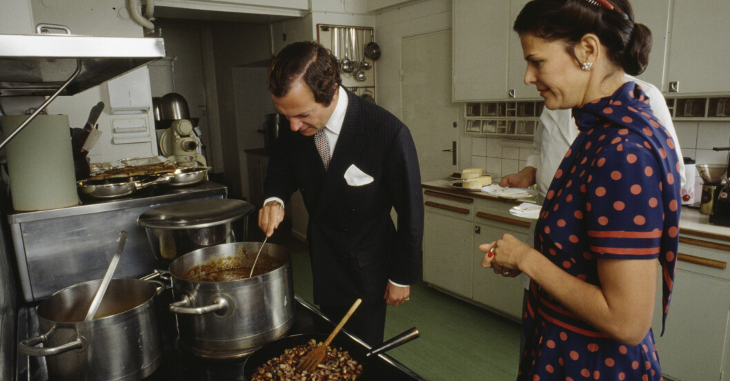 År 1980. Drottning Silvia tillsammans med Carl XVI Gustaf. Foto: TT Drottning Silvia i blå klänning med röda prickar på, år 1980.
