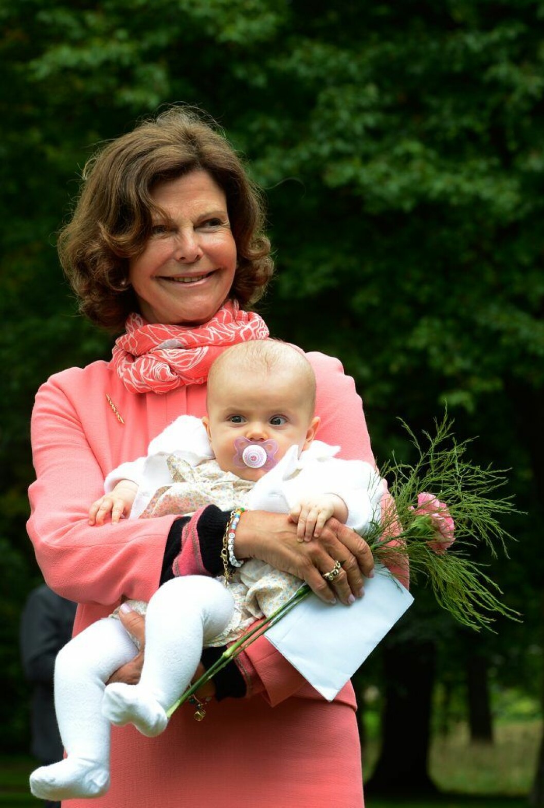 Estelle med sin napp, i mormor Silvias famn. silvia estelle