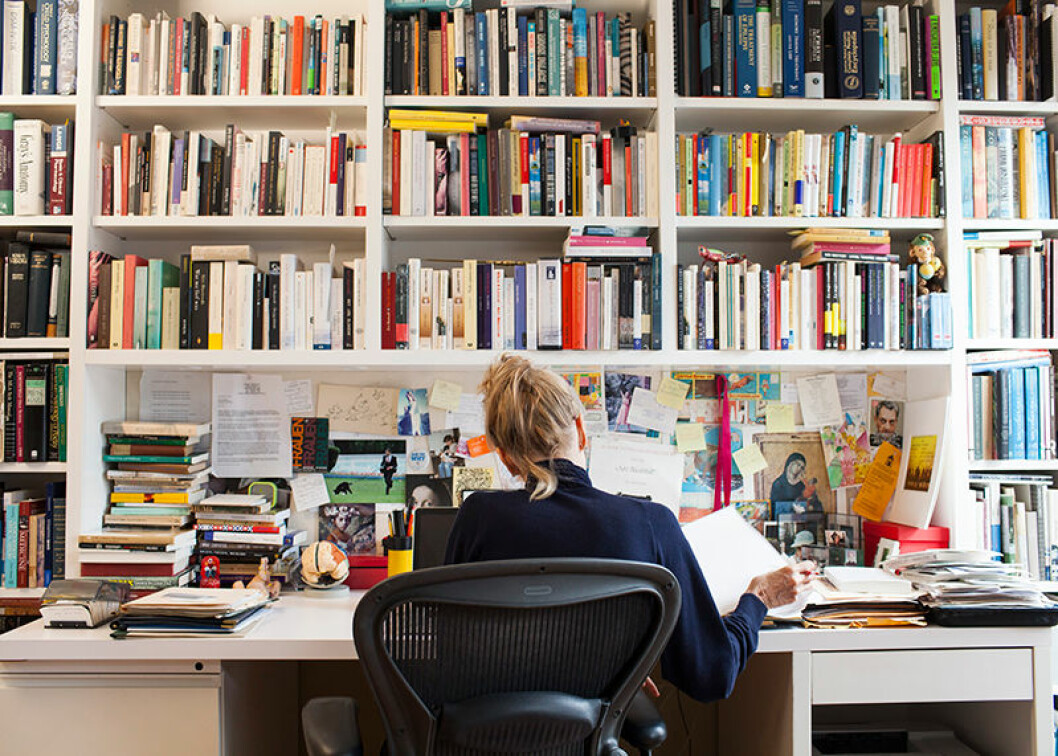 På andra våningen i hemmet i Brooklyn har Siri Hustvedt sitt arbetsrum. Maken har en liten skrivarlya några kvarter bort. Siri Hustvedt lägenhet
