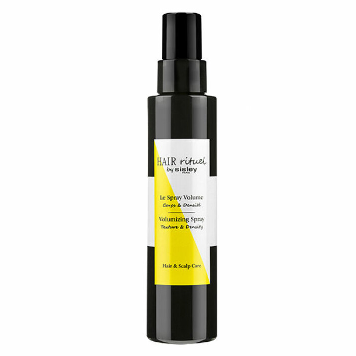 Volymspray som bjuder på lyxkänsla i all från vårdande formula och doft till den fina effekten. lyxig volymspray från Sisley