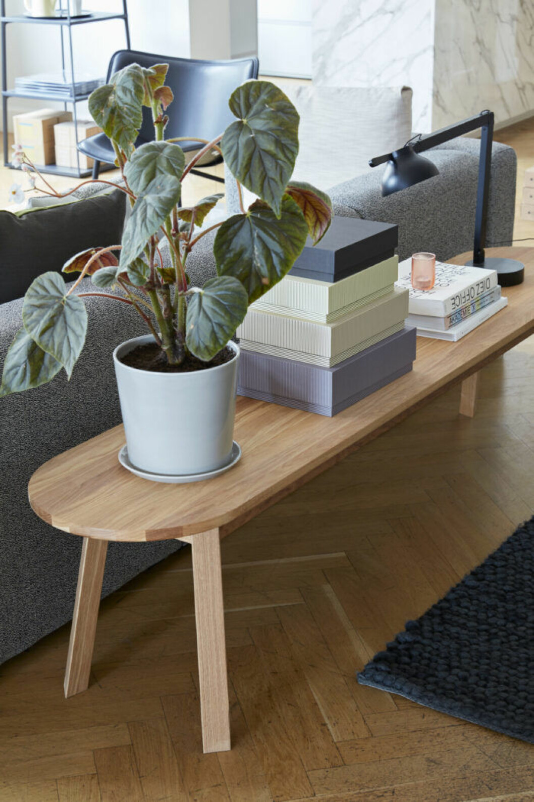 Foto: Hay Sittbänk bakom soffa som rumsavdelare