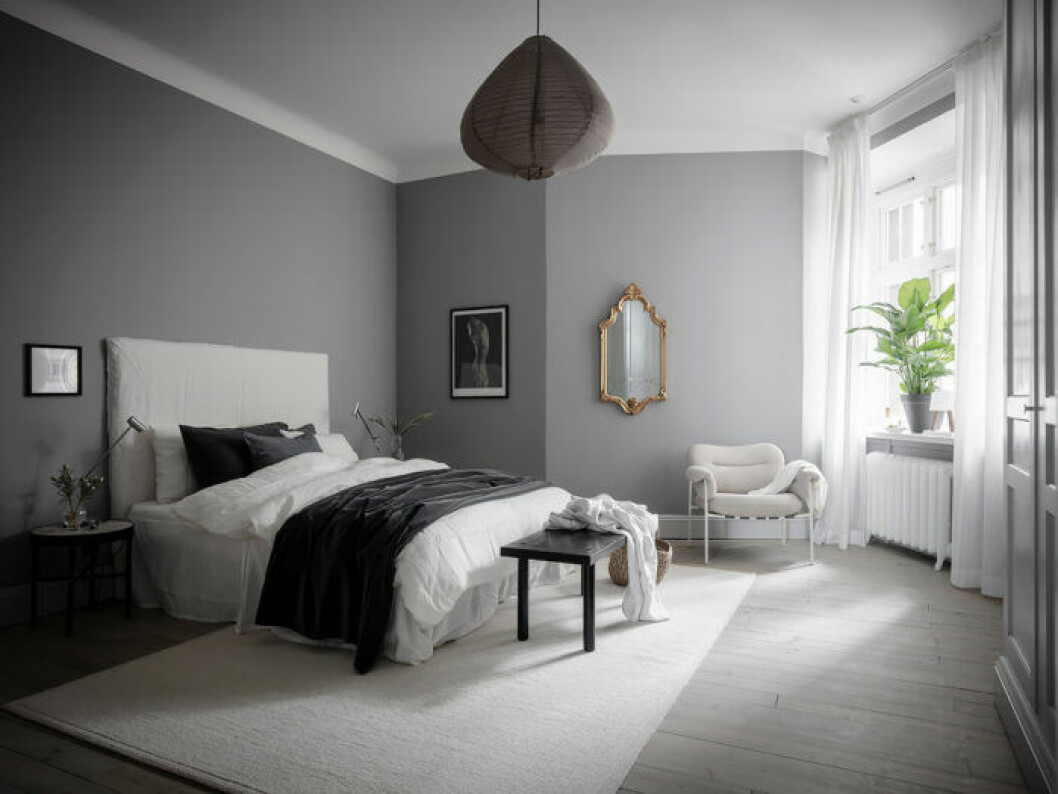 Styling: Elli Roshandel (Nouvel Interior) Foto: Anders Bergstedt för <a href="https://entrancemakleri.se/hem-till-salu/" target="_blank" rel="noopener">Entrance mäkleri</a>/mäklare: Erika Bergholm Hotellkänsla med sittbänk vid sängen