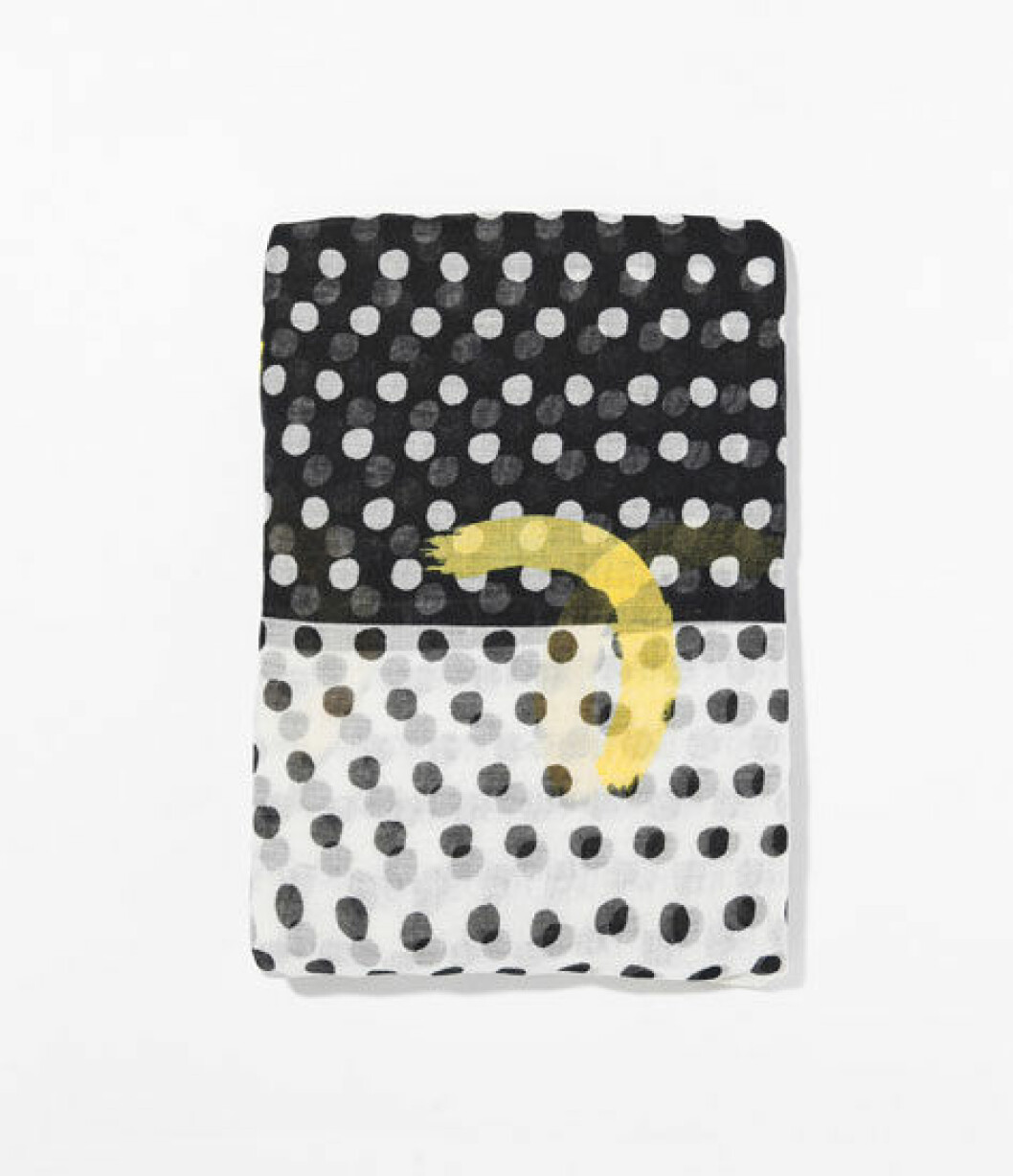 Sjal 199 kr, <a href="http://www.zara.com/se/sv/dam/accessoarer/sjalar/prickig-sjal-c375004p1789502.html" target="_blank">Zara</a>. Prickig Sjal 199 kr, Zara.
