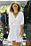 Sarah Jessica Parker i Sex and the City 2. SJP har vit v-ringad klänning med tre kvarts ärmar och markerad midja. Klänningen slutar ovanför knäna. Tunt halsen har hon ett statement- halsband med färgglada stenar och ett par gultonade solglasögon.