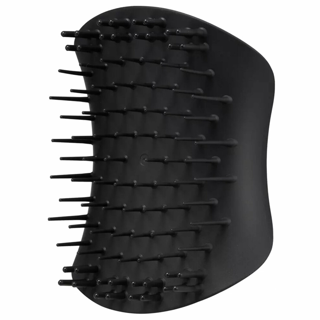 Tangle Teezer Scalp Exfoliator & Massager Onyx Black – <a target="_blank" rel="nofollow" href="https://lyko.com/sv/tangle-teezer/tangle-teezer-scalp-exfoliator—-massager-onyx-black—">finns att köpa här för 165 kronor</a>. skalpborste tangle teezer