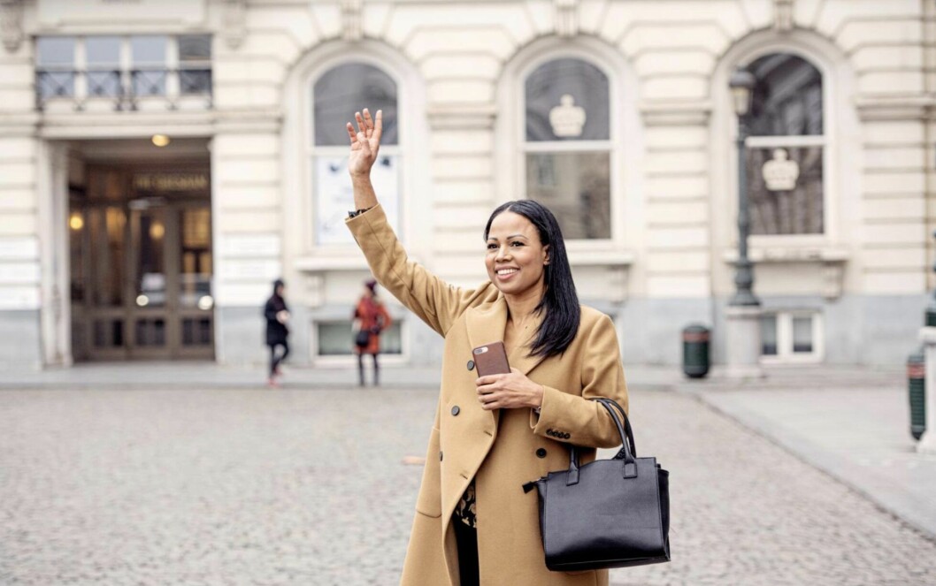 Alice Bah Kuhnke växte upp på småländska landsbygden. FOTO: Magnus Liam Karlsson Alice Bah Kuhnke vinkar in en taxi i Bryssel.
