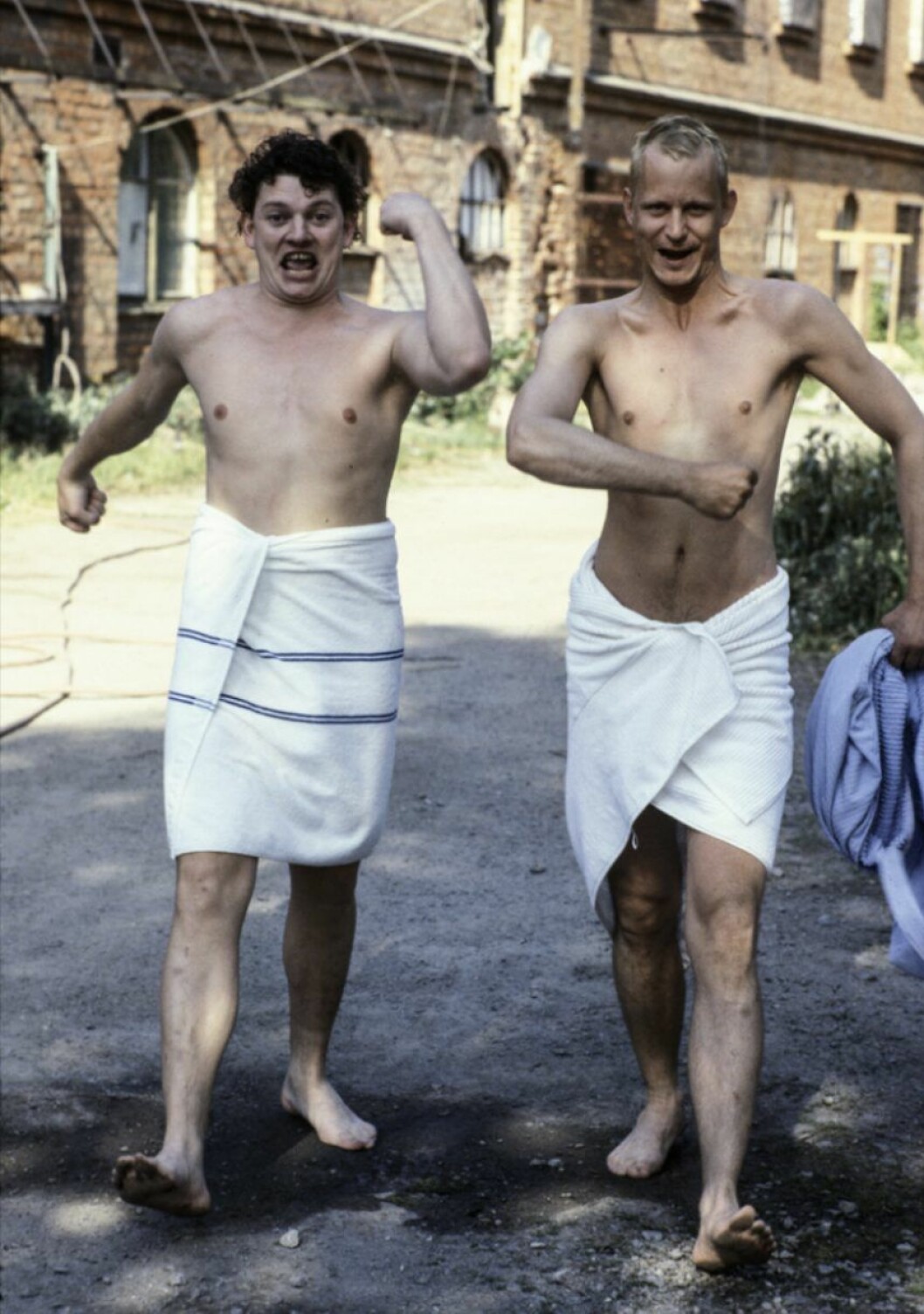 I bara handduken tillsammans med Dan Ekborg. Året är 1984 och duon spelar in tv-dramat ”Den tragiska historien och Hamlet – prins av Danmark”. Foto: TT