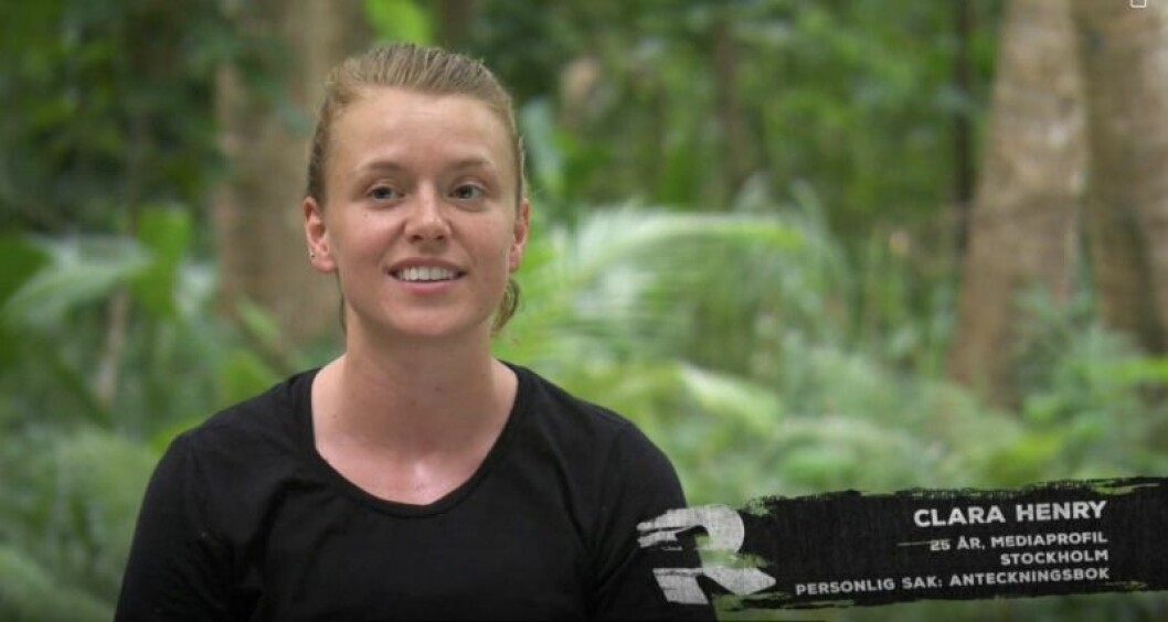 Clara Henry dyker upp i <em>Robinson</em> som joker. Clara Henry i en svart T-shirt i djungeln
