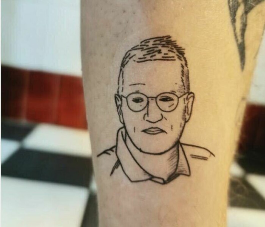 Zashay Tastas på tatueringsstudion ”Myndigheten” har ritat Tegnell. Foto: Privat