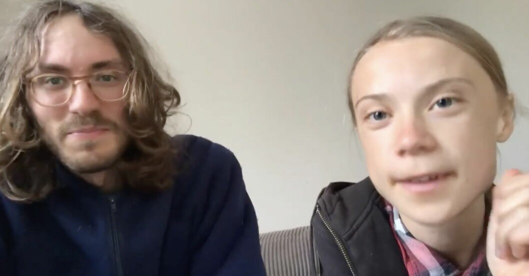 Greta Thunberg och dokumentärfilmaren Nathan Grossman hälsade från ett tåg på väg till filmpremiären i Italien.