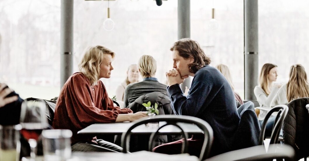 I <span class=" italic" data-lab-italic_desktop="italic">Älska mig</span> spelar Josephine Bornebusch förlossningsläkaren Clara som försöker hitta rätt i livets relationstrassel. Sverrir Gudnason gör rollen som pojkvän och pappa Sten spelas av Johan Ulveson.