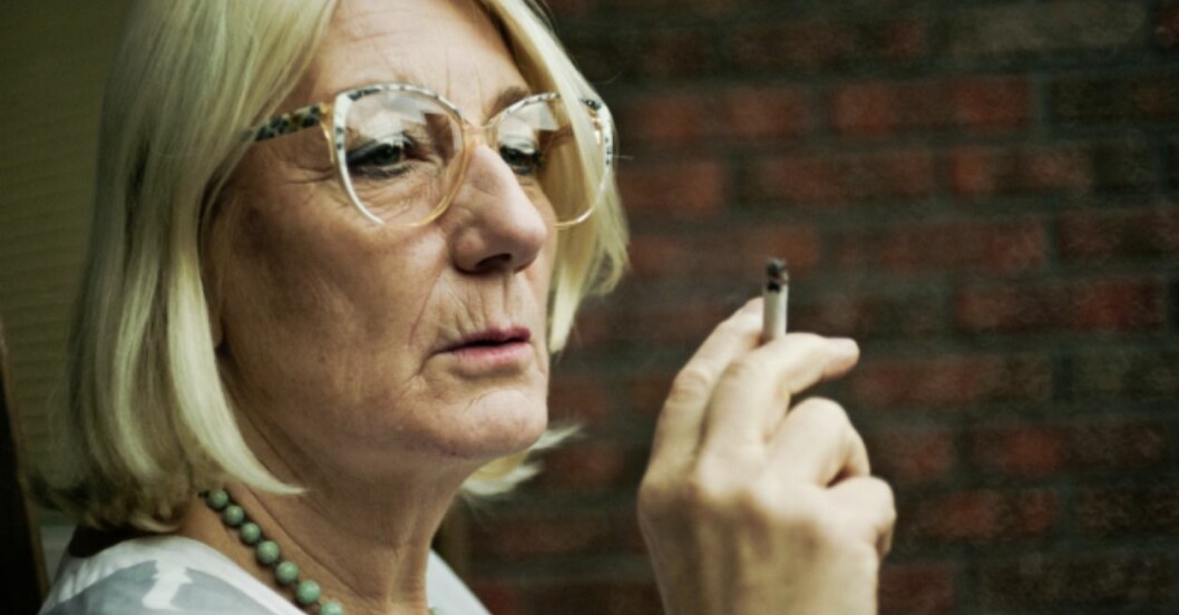 När Barbro i Sommaren 85 ska unna sig tar hon en cig eller går på solarium. Foto: Foto: David Hellman /Art&Bob