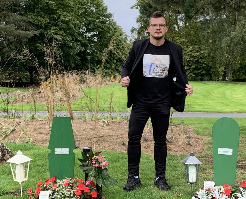 I dag vilar de sida vid sida på kyrkogården - för 30-årige Fidan har pappan och lillasystern som gick bort i corona, en evig plats i hjärtat.