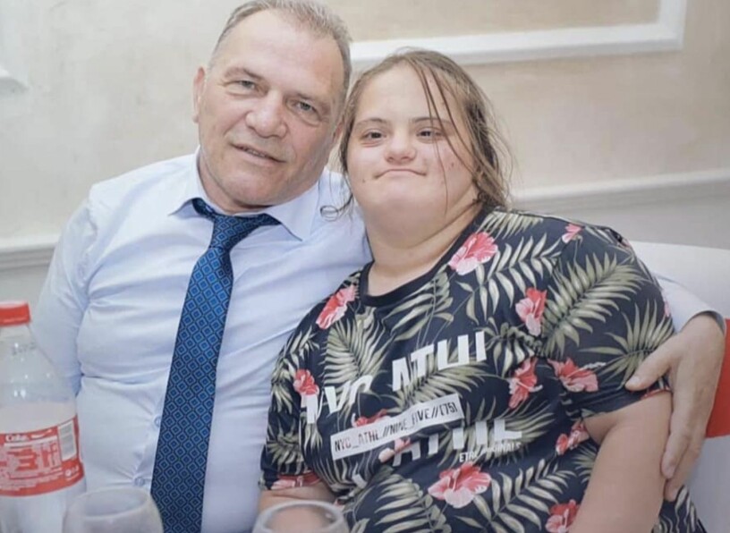 Lillasyster Majlinda och pappan var oskiljaktiga, berättar Fidan Ibishi.