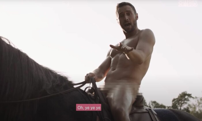 Måns Zelmerlöw rider naken i reklamfilmen.