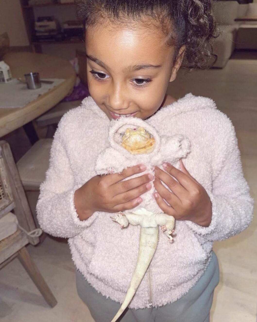 North och Speed i matchande lurviga plagg.