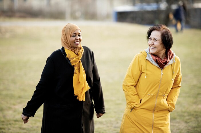 Järvaborna Fadumo Igal och Esme Güler är med i boken och berättar om systerskapet mitt i våldet. Fadumo Igal och Esme Güler berättar om vardagen med gängkriminalitet i Järva.