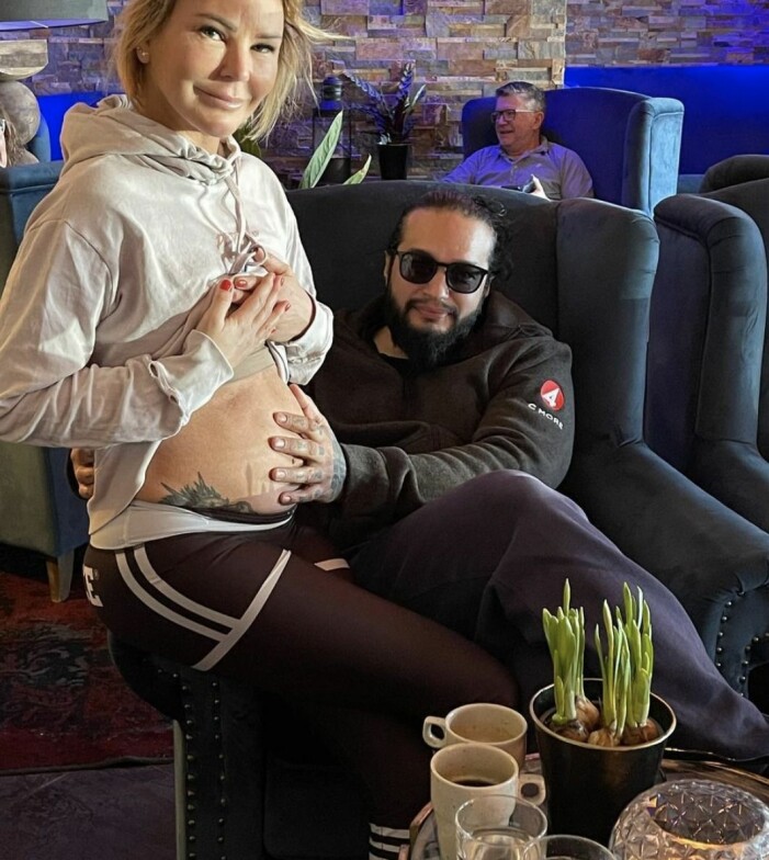 Bilden på Magdalena Graaf och Louie Marti som skapat uppståndelse. magdalena graaf visar upp sin putande mage och pojkväen louie marti har sin hand på den.