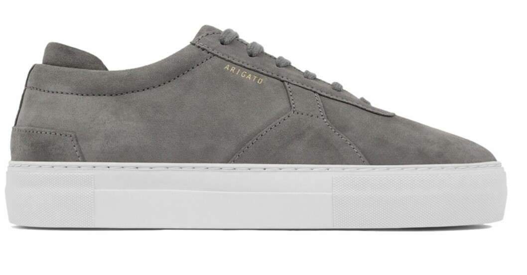 Sneakers i mocka, 1 799 kr, Axel Arigato. Axel Arigato grå mockasneakers