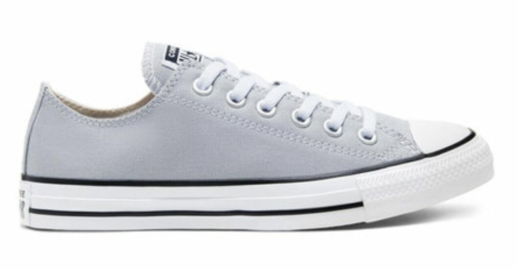 Sneakers i textilmaterial, 700 kr, Åhléns. Converse från Åhléns i grått med vit snörning