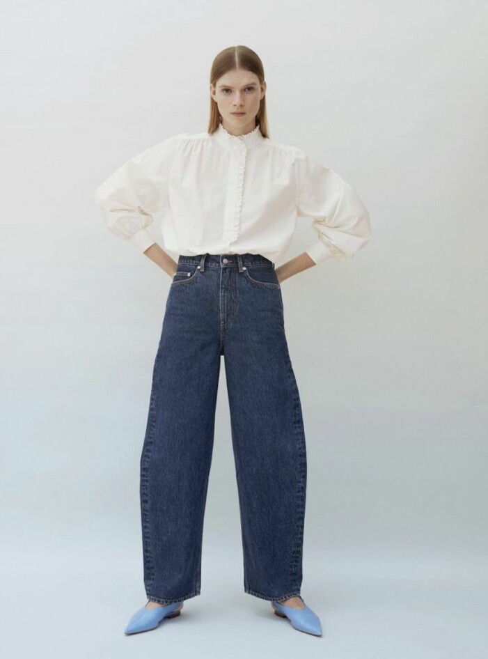 Snygga mörkblå barreljeans från Arket