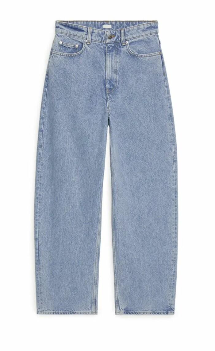 Jeans i bomull, w 25–32, 750 kr, Arket. Snygga barreljeans från Arket i ljusblått med hög midja