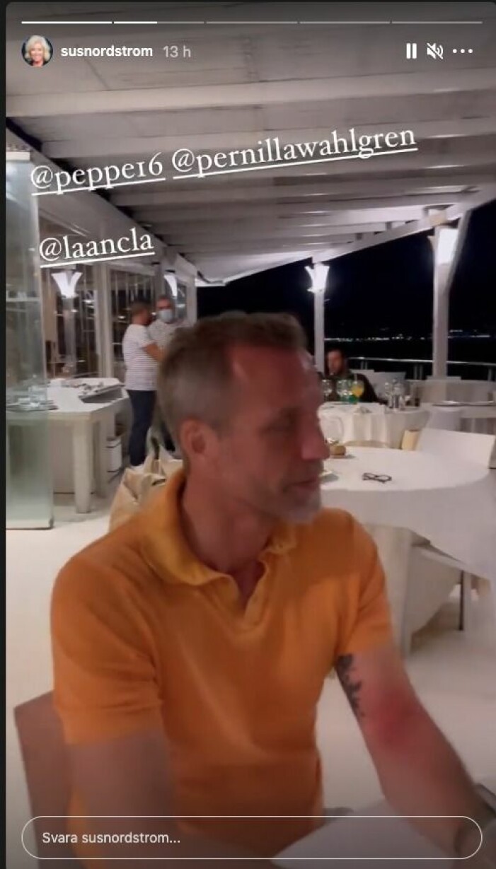 Här skymtar pojkvännen förbi på Pernillas väns Instagram.