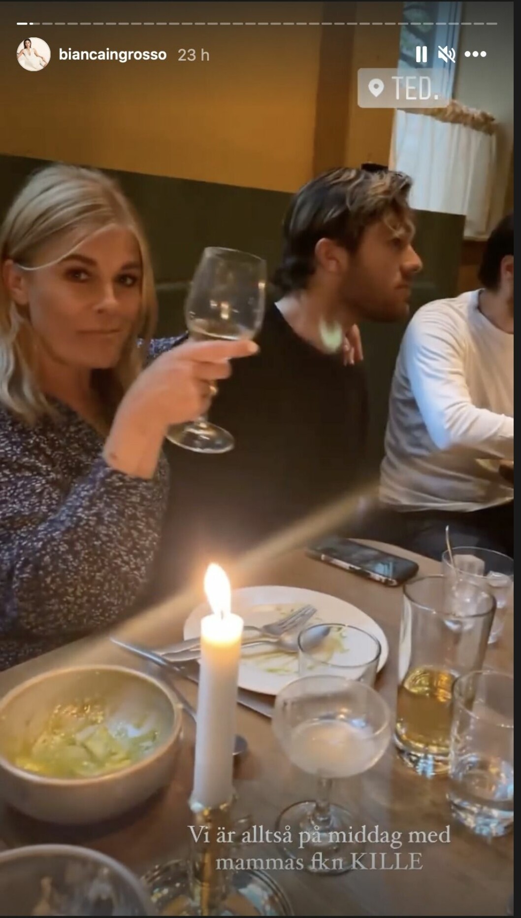Bianca häpnar över att vara på ”middag med mammas fkn KILLE”.