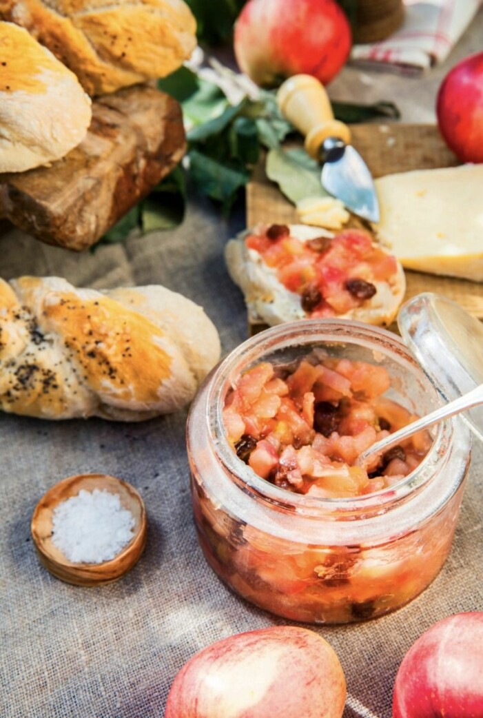 Kryddigt och gott till kött och kyckling, eller på bröd och ost. Syrlig chutney