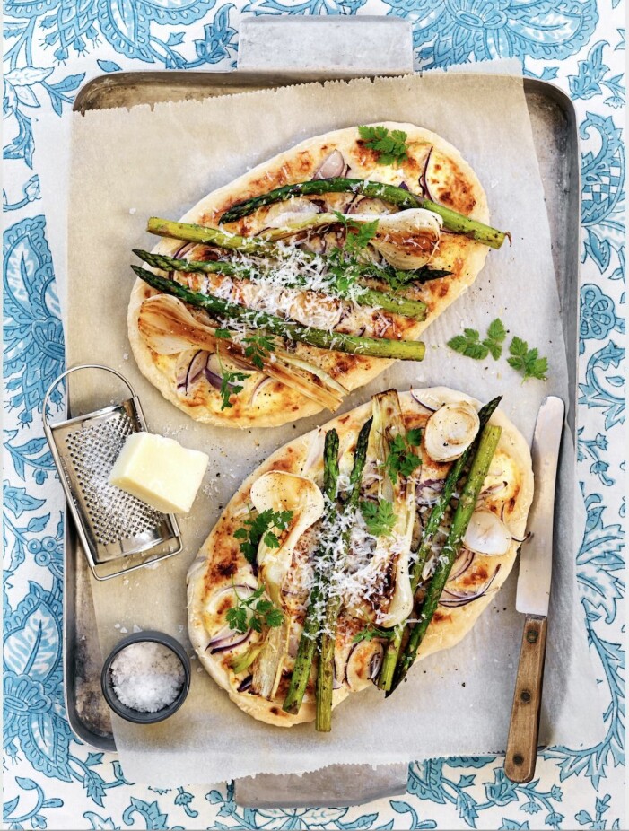 Att pizzan är bianco (vit) betyder att den görs utan tomatsås. Det goda gröna toppar vi med – efter gräddning. Pizza bianco med primörer