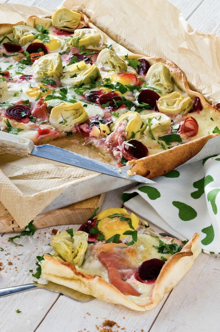 På hel plåt räcker det till många. Skinkan går lätt att utesluta för en vegetarisk variant. Pajflarn med rödbeta