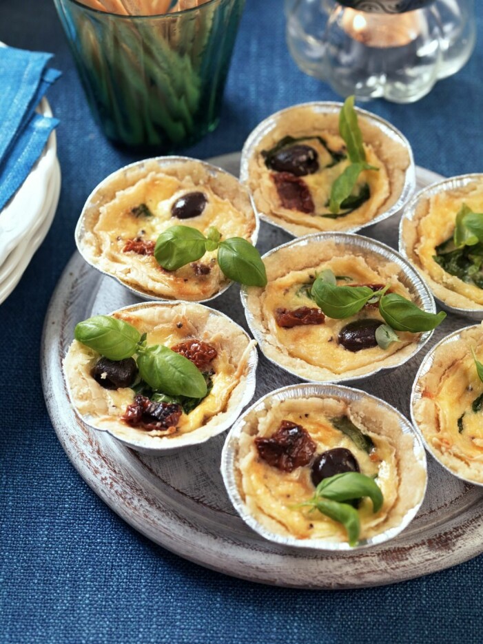 Portionspajer är alltid gott. Dessa är fyllda med parmesan, soltorkade tomater, spenat och oliver. Minipaj med spenat och oliver
