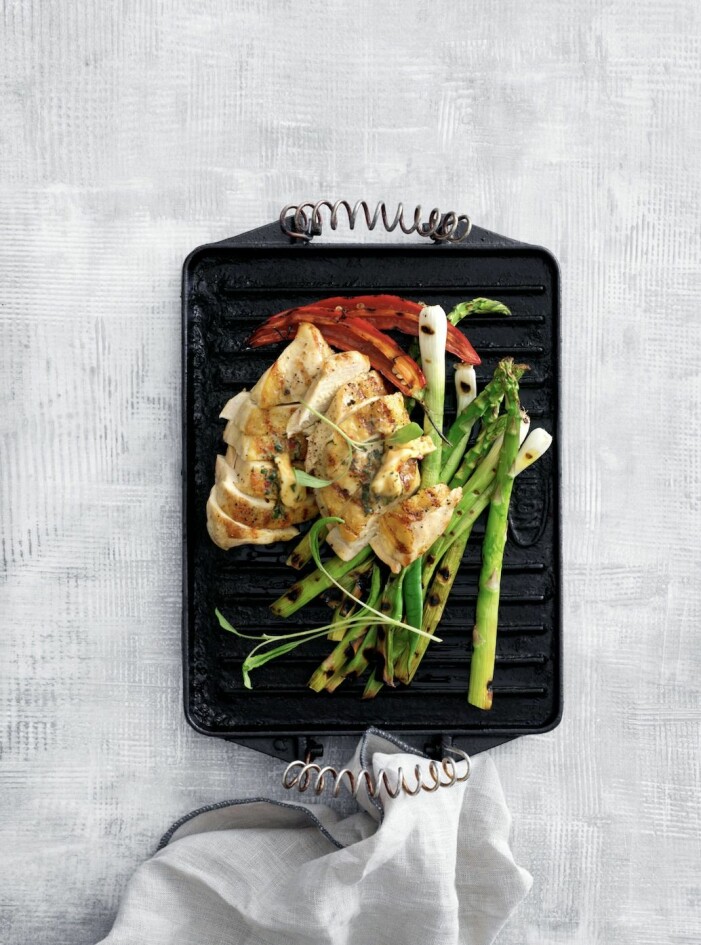 Sparris passar bra ihop med den grillade kycklingen Grillad kyckling med örtsmör