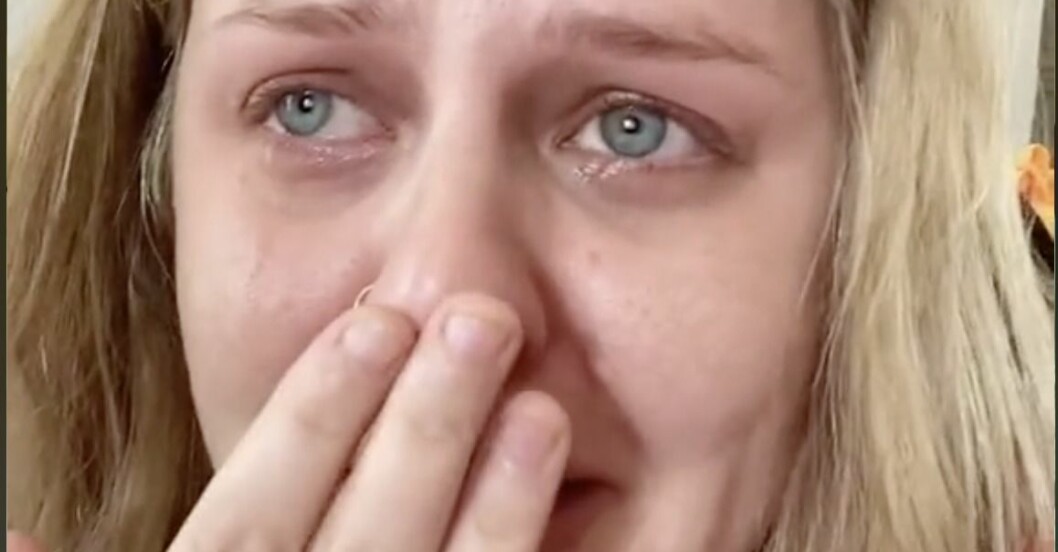 Cassidy Lane gråter i den känslosamma videon.