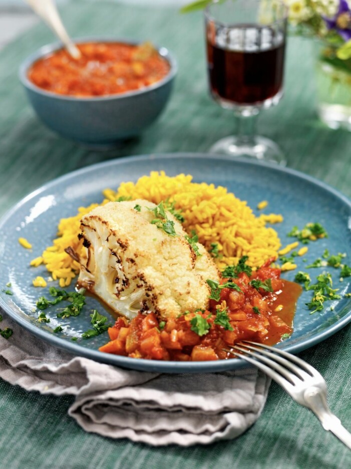 I stället för ossobucons klassiska kalvlägg gör vi ugnsrostade blomkålsklyftor till tomat- och fänkålssås, gremolata och knalligt saffransris. Blomkål à la ossobuco