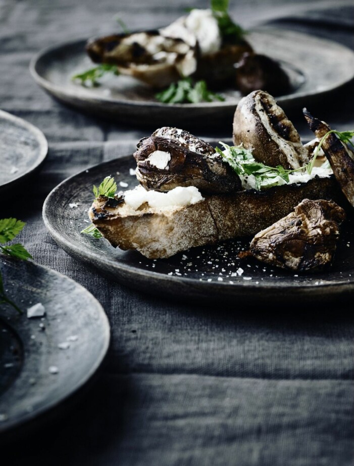 Färskost, timjan, olivolja och svamp toppar gott, grillat bröd. Grillad macka med örtig svamp