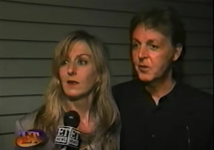 Paul McCartney med adopterade dottern Heather i ett nyhetsinslag från 1999.
