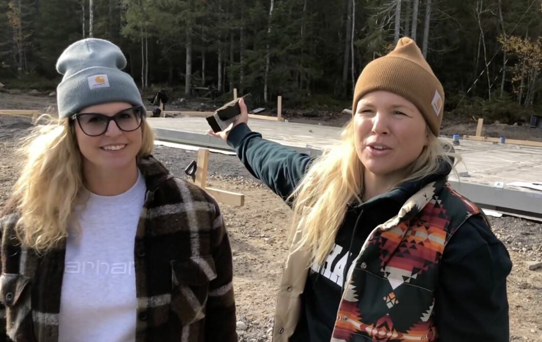 Filippa och Anja framför husgrunden.