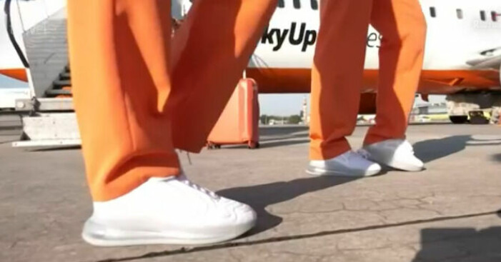 Flygvärdinnorna har sneakers från Nike.