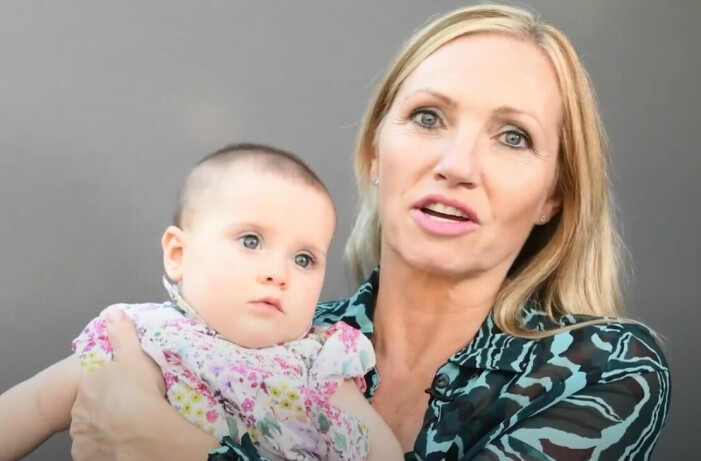 Kelly med dottern Lyla.